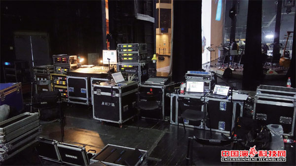 返送系統(tǒng)的構(gòu)成及功能舞臺(tái)燈光實(shí)現(xiàn)效果圖