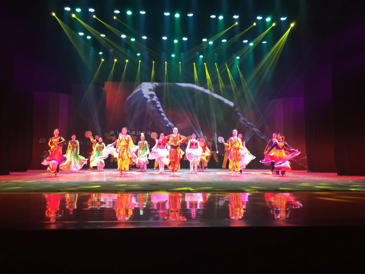 中型舞臺燈光如何搭配？